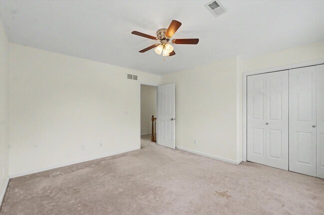 Building Photo - 6 Bedroom home with Fenced Yard - Available Now