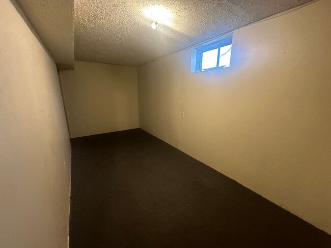 Building Photo - Three bedroom, Two bathroom home located i...
