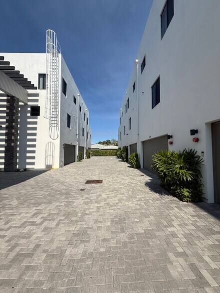 Building Photo - 426 SE 12th Ct