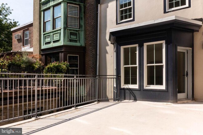 Building Photo - 327 S 16th St