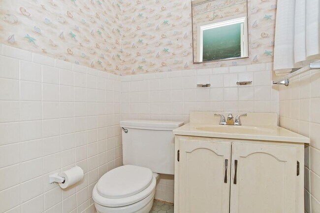 Building Photo - 2442 Oates Dr