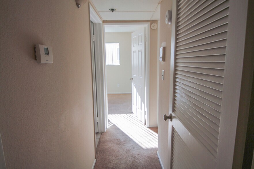 Building Photo - 15040 Moorpark St