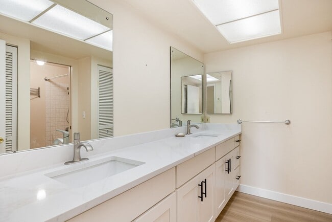 Building Photo - Stunning Lake Sammamish View | 5 Bed, 3 Ba...