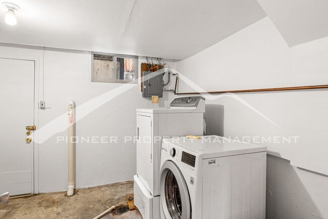 Building Photo - Gorgeous Home with Washer/Dryer and Fenced...