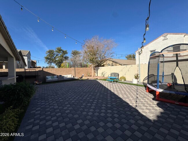 Building Photo - 734 E Kelsi Ave