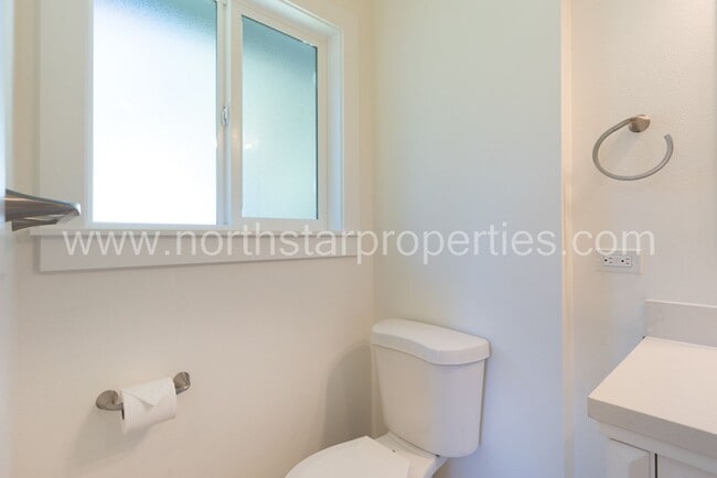 Building Photo - Exceptional Remodel Near Waluga Park