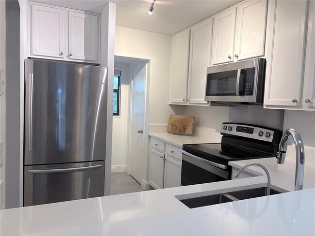 Building Photo - 2806 Plaza Terrace Dr