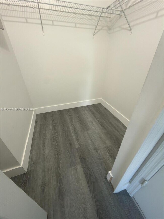 Building Photo - 930 NE 34th Ave