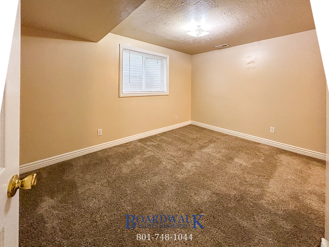 Building Photo - Great 5 Bed Now Available in Riverton