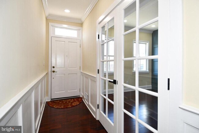 Building Photo - 216 S Henry St