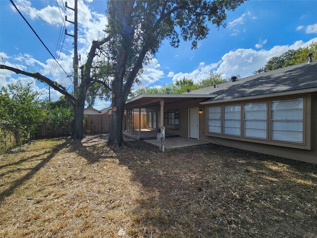 Building Photo - 8314 Streamside Dr
