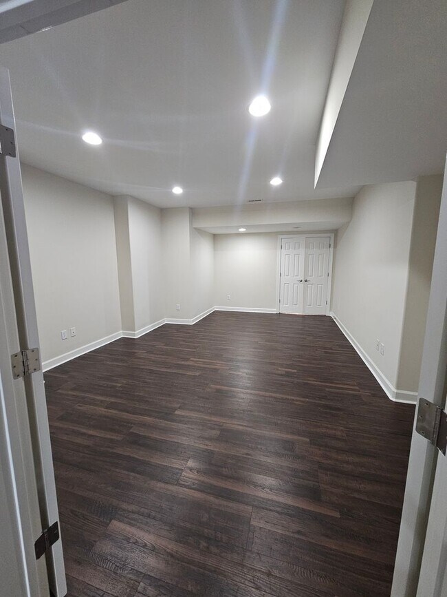 Building Photo - New Listing in Apex!