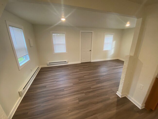 Building Photo - Rent Special!!!! **Half Off the First Mont...