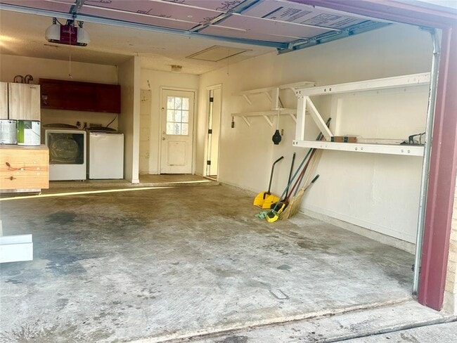 Building Photo - 1102 Serenada Dr