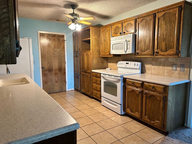 Building Photo - Spacious Family Home!