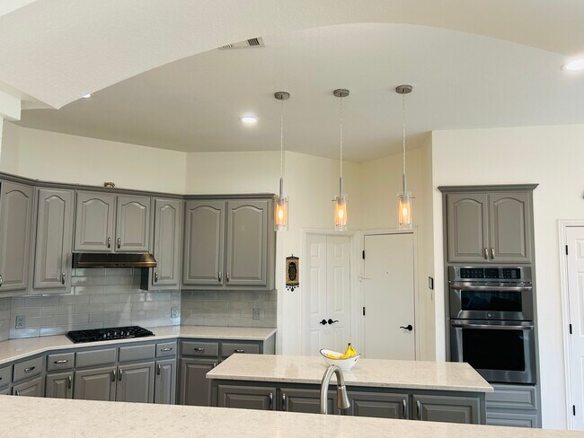 Building Photo - 8425 Brooksby Dr