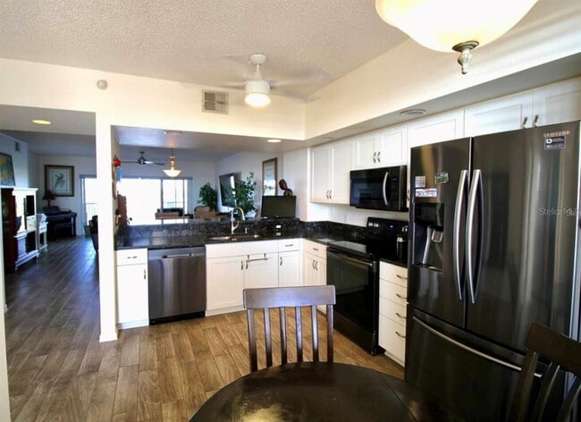 Building Photo - 6425 Shoreline Dr