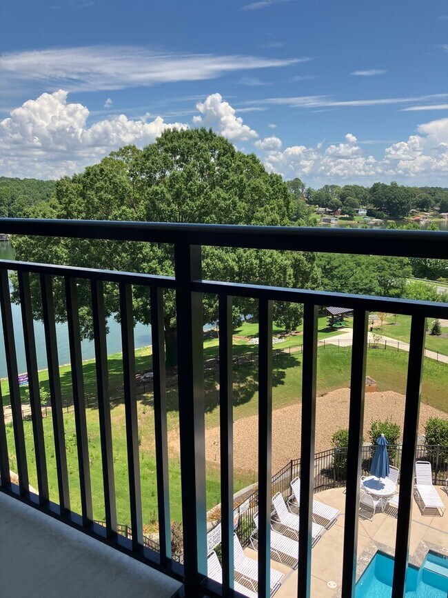 Building Photo - Beautiful lakefront living in Sherrils Ford