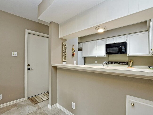 Building Photo - 7919 Ridgeline Dr N
