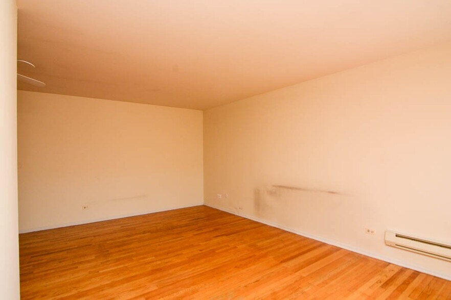 Building Photo - 665 W Wrightwood Ave