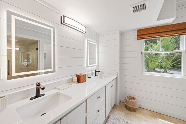 Building Photo - 858 Debordieu Blvd