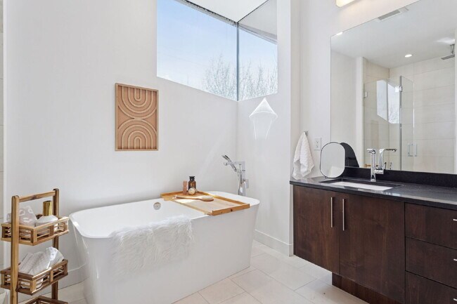 Building Photo - Spacious 5-Bed / 4-Bath home in LoHi for rent