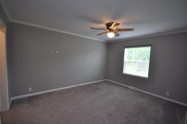 Building Photo - 3 Bedroom 2 bath in West Paducah