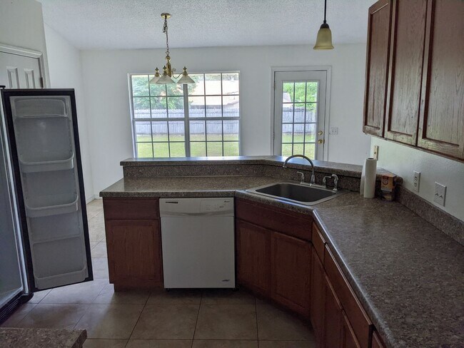 Building Photo - Super-Sized Yard • Move-In Ready • 2-Car Garage