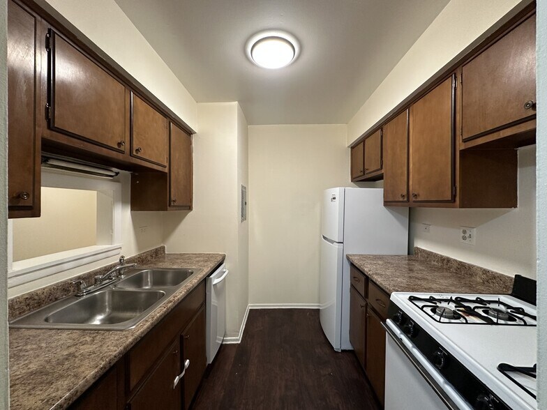 Building Photo - 665 W Wrightwood Ave