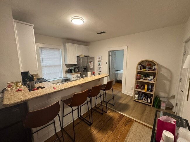 Building Photo - Awesome 3 Bed Close to Campus