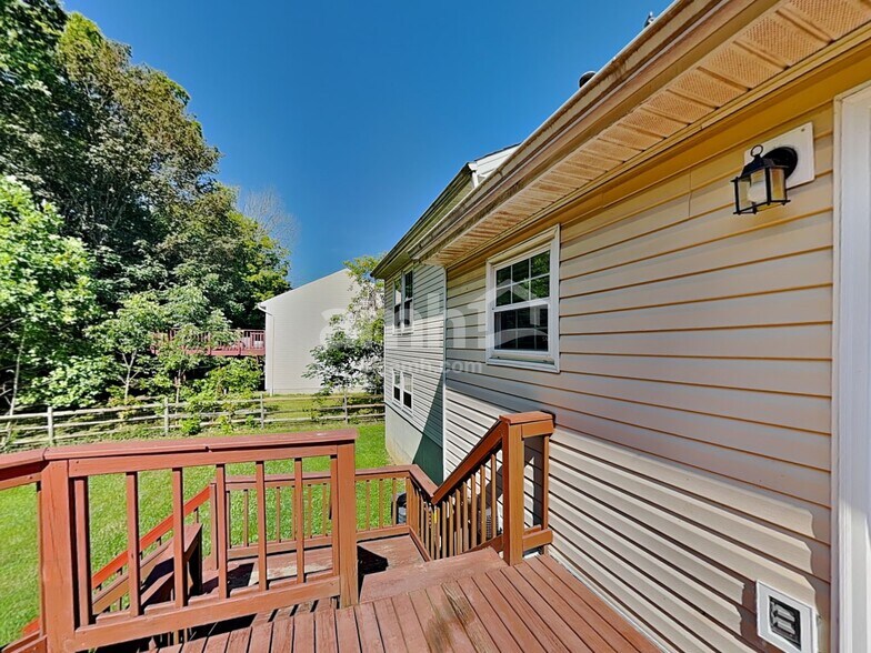 Building Photo - 2220 Siesta Dr