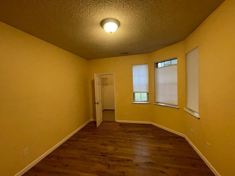 Building Photo - 4803 Foxwood Dr S