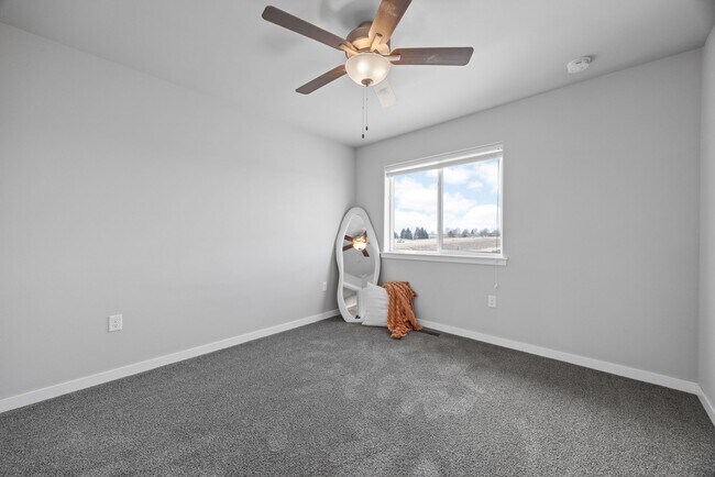 Building Photo - 921 Aiden St