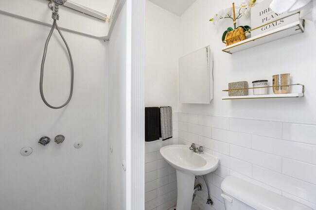 Building Photo - 542 E 14th St