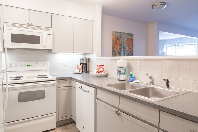 Building Photo - Condo in  Downtown Boulder Furnished One bedroom with Den and large Patio looking out to Flatirons