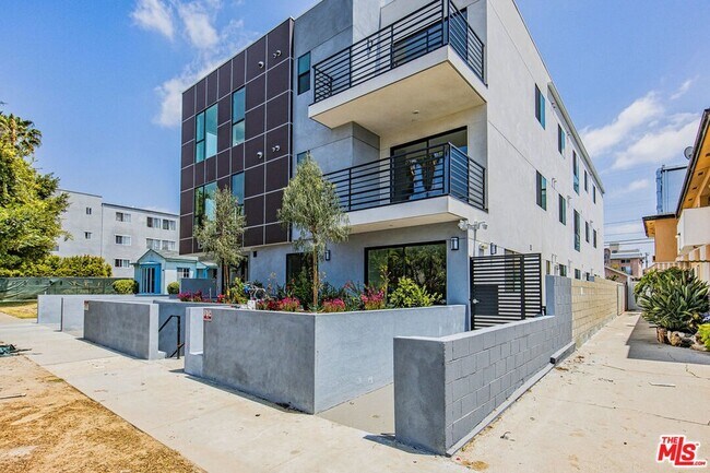 Building Photo - 1540 S Hayworth Ave