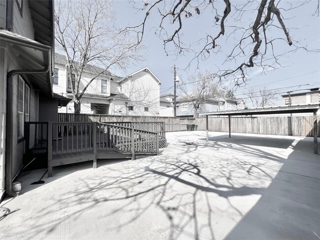 Building Photo - 741 E 9th St