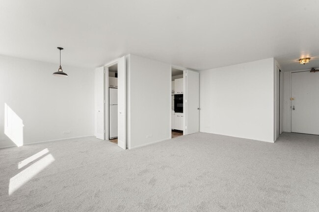 Building Photo - 1700 E 56th St