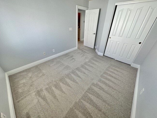 Building Photo - Stunning 4 bedroom home offering comfort and space in North Las Vegas