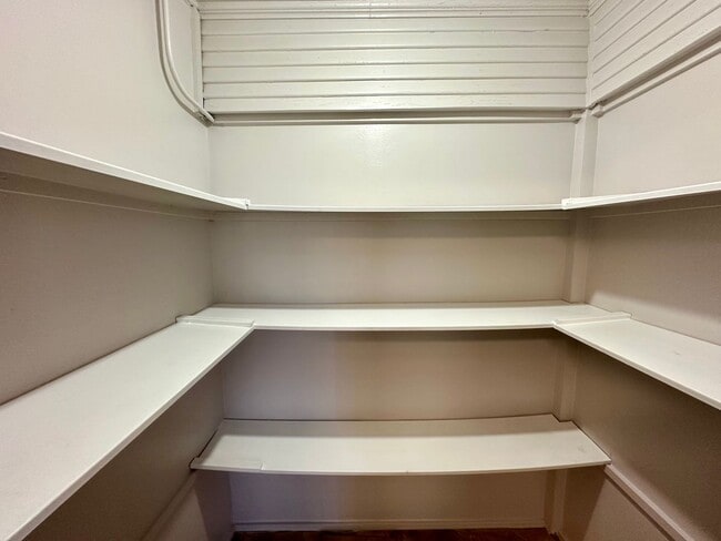 Building Photo - Spacious 3 bed/1 bath rental - Available Now!