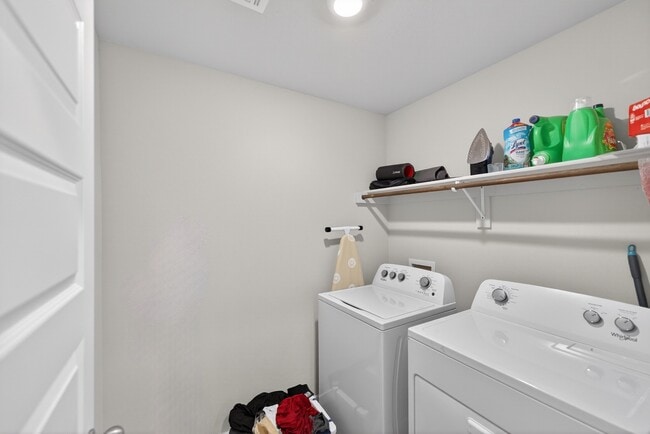 Building Photo - 405 S 85th St