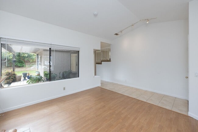 Building Photo - Spacious 3 Bedroom  2.5 Bath | East Ventura | Unfurnished