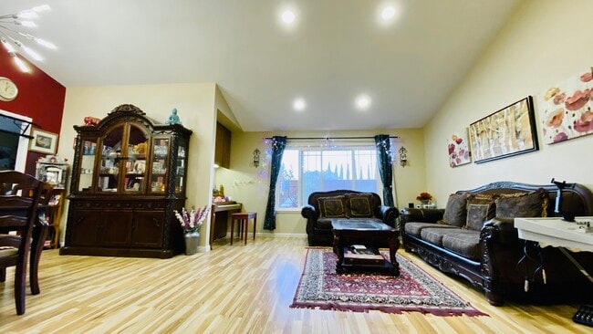Building Photo - 2959 Silverland Dr