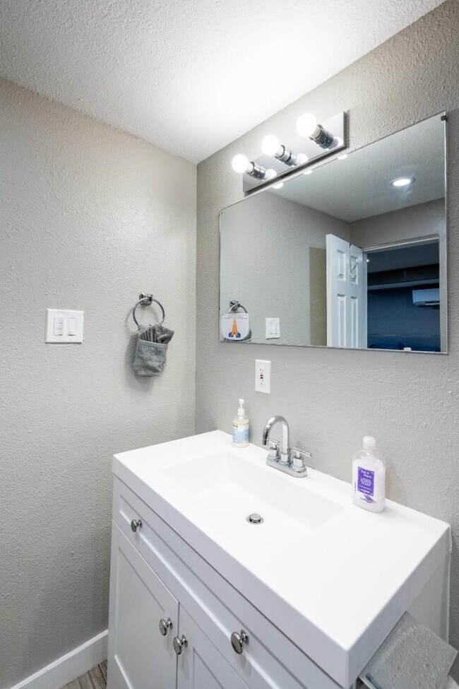 Building Photo - 704 Pacific Ave SW