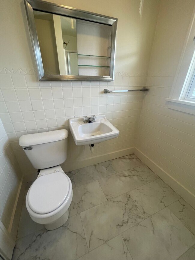 Building Photo - Dawes, 306-308