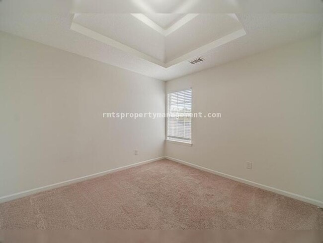 Building Photo - Spacious 4 bedroom 2.5 bath