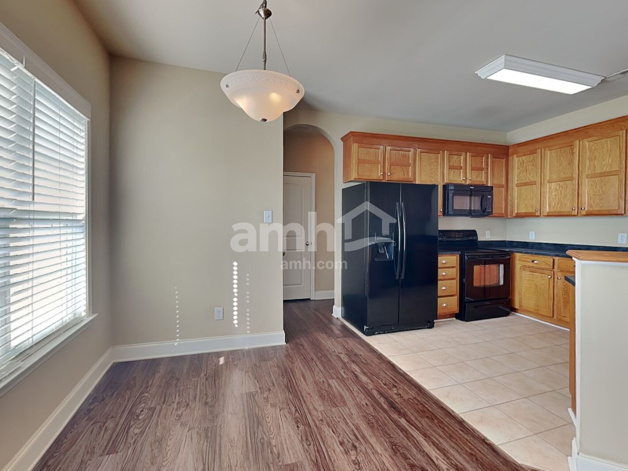 Building Photo - 220 Ash Dr