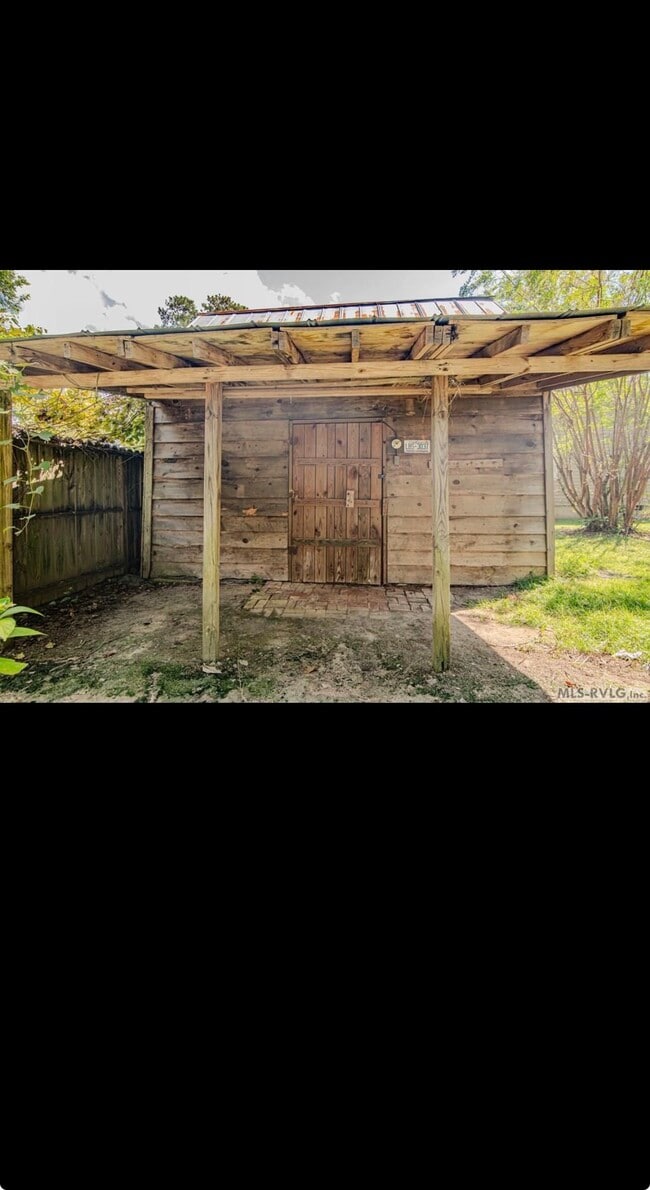 Building Photo - 209 Long Cir