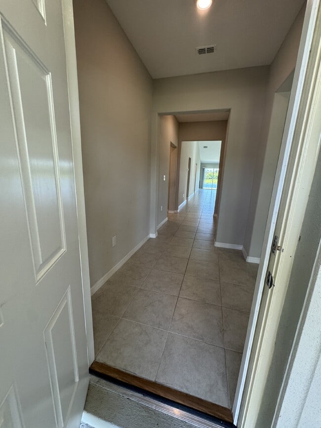Building Photo - "Spacious 4-Bed Oasis with 2.5 Baths on Ra...