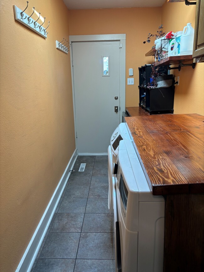 mud/laundry room - 4478 Stuart St